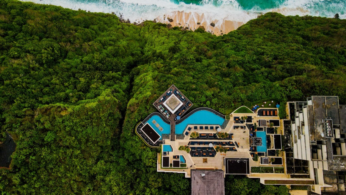 Playa de Atlantis con piscina infinita a la puesta de sol