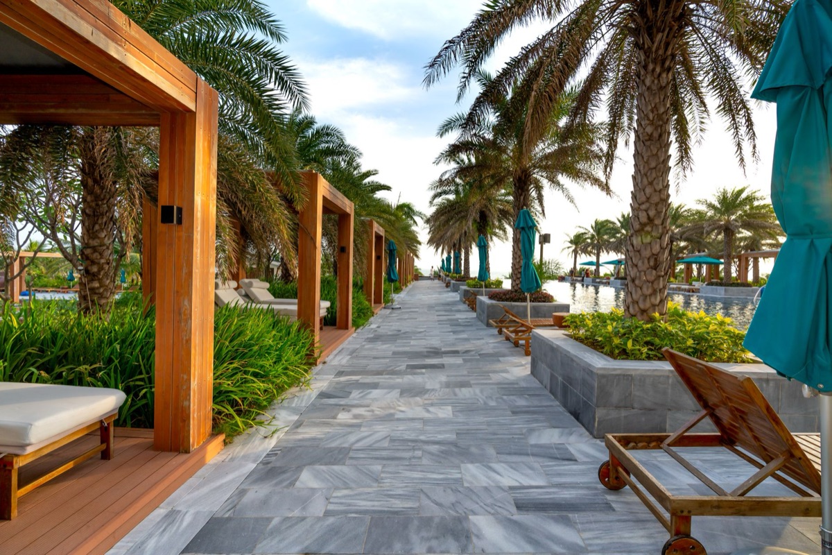 Atlantis Day Pass Bahamas: Luxury resort poolside