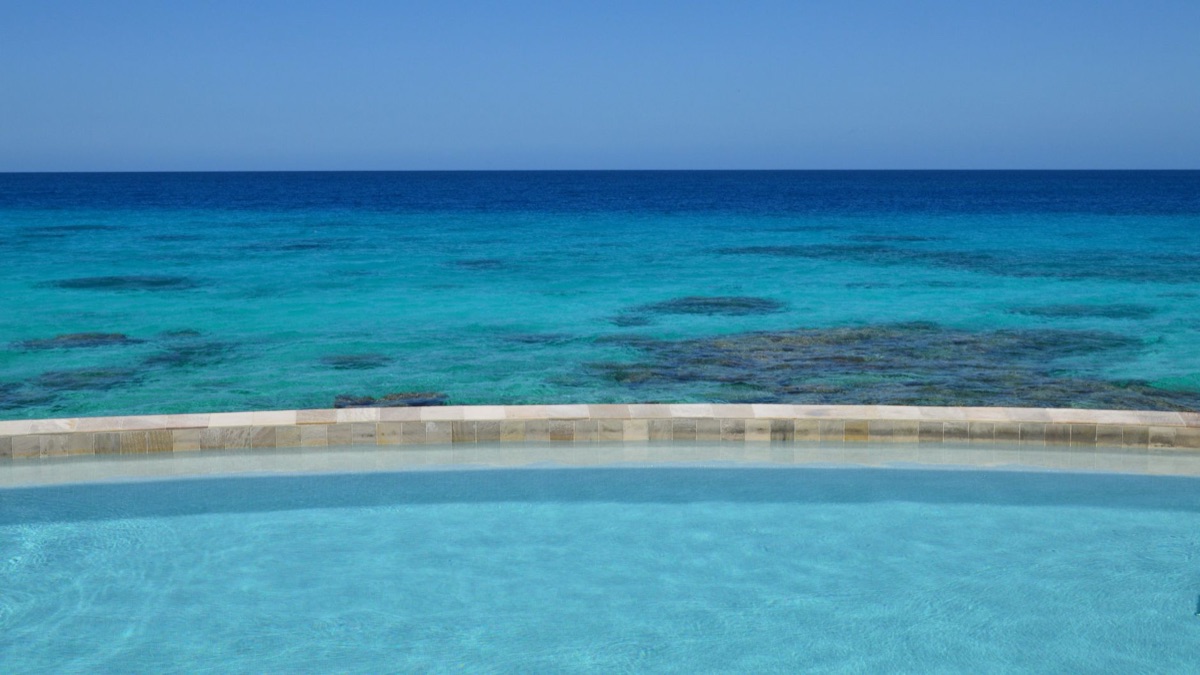 piscina de lujo con agua turquesa