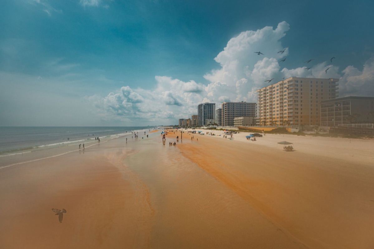 hotel frente a la playa con arena blanca y océano azul