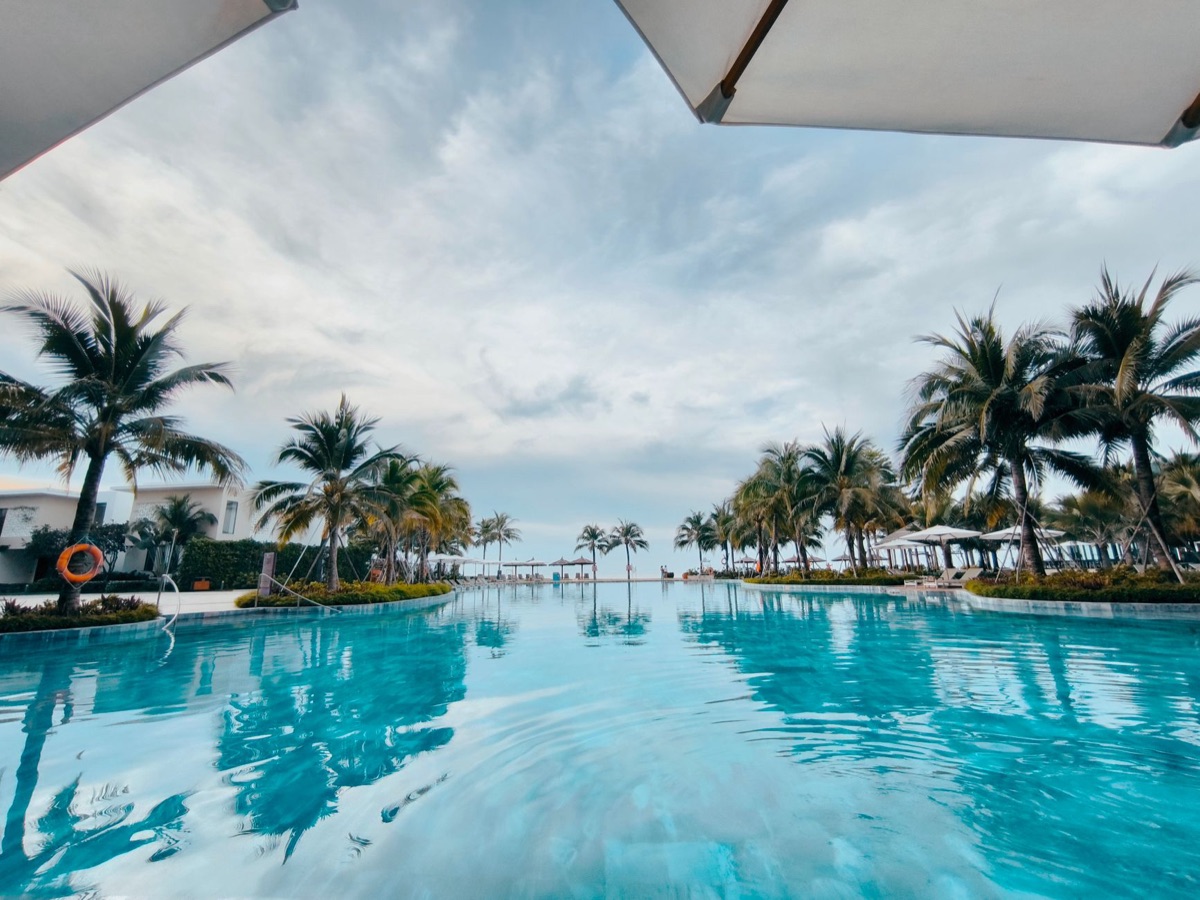 Piscine de luxe avec sable blanc