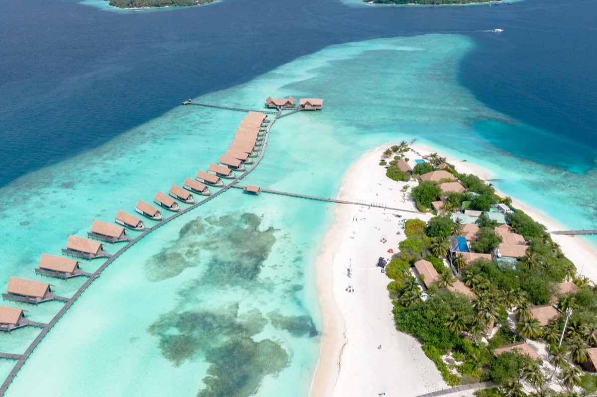 Resort lussuoso con sabbia bianca