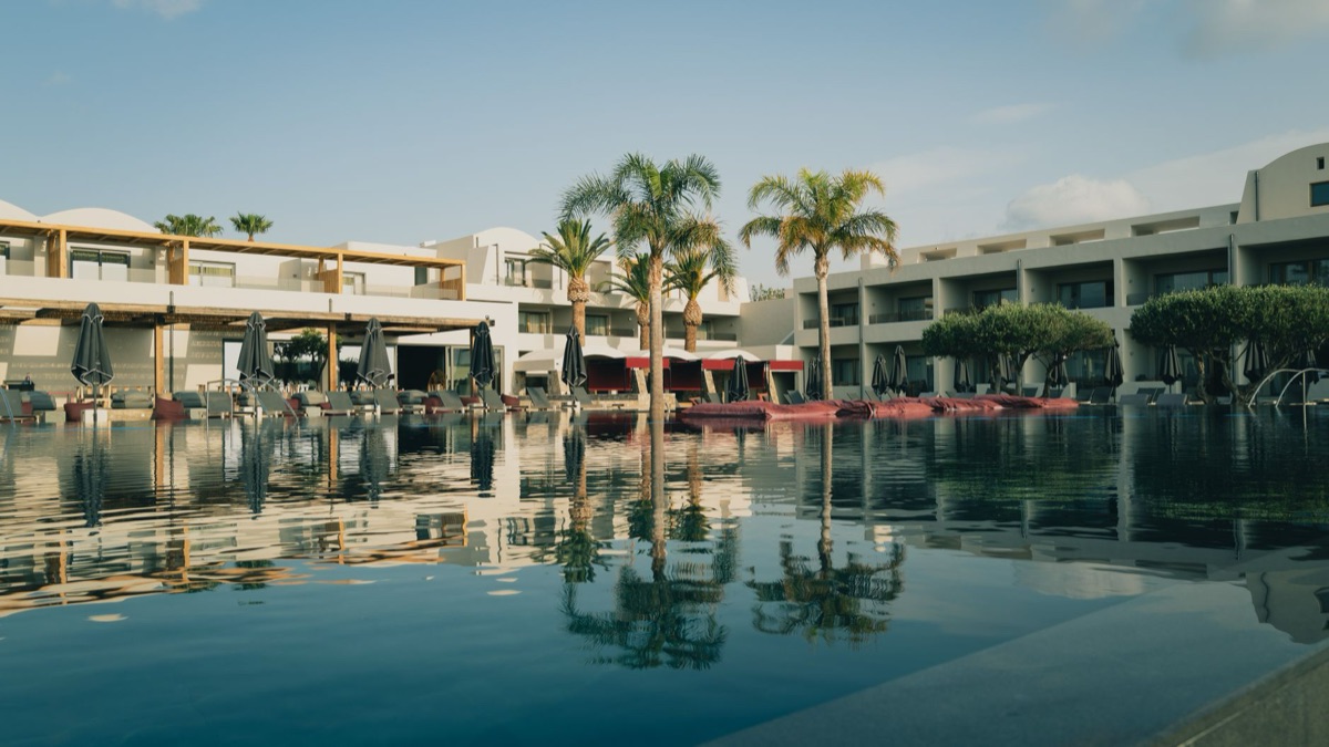 Piscina de luxo com palmeiras no Bahamar