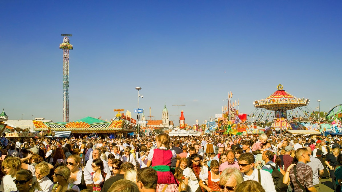 Assemblée de personnes à un festival bahamien