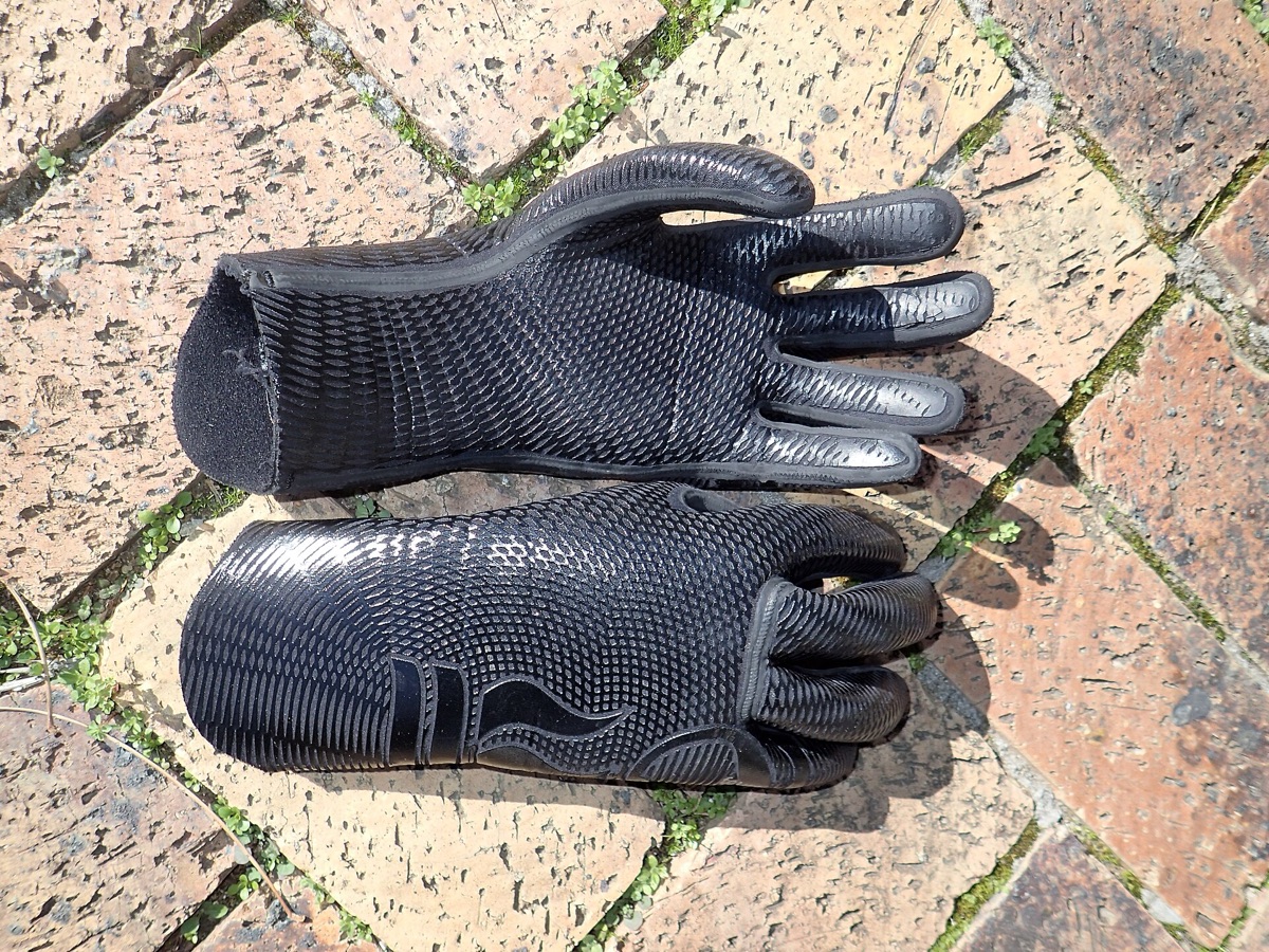 Equipaggiamento per lo snorkeling con maschera, snorkel e costume da sub nei Bahama.