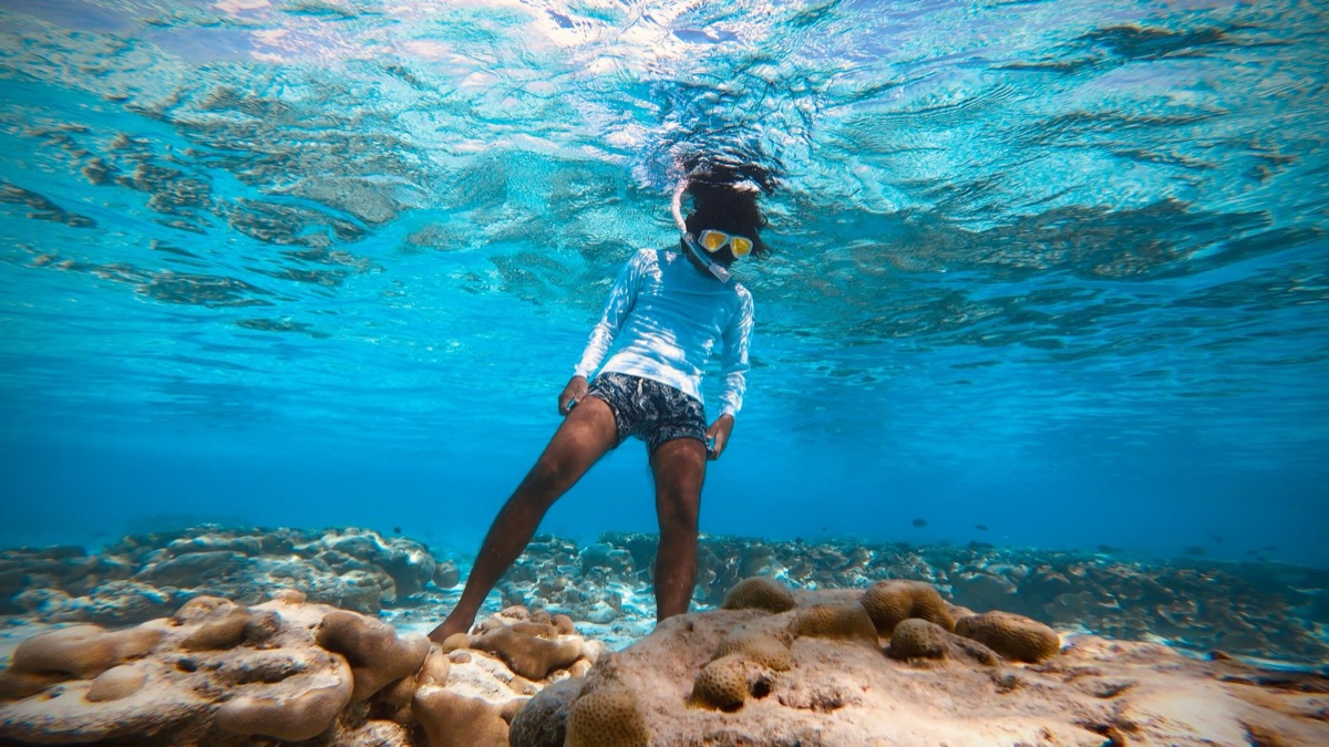 equipamento de snorkeling em água azul