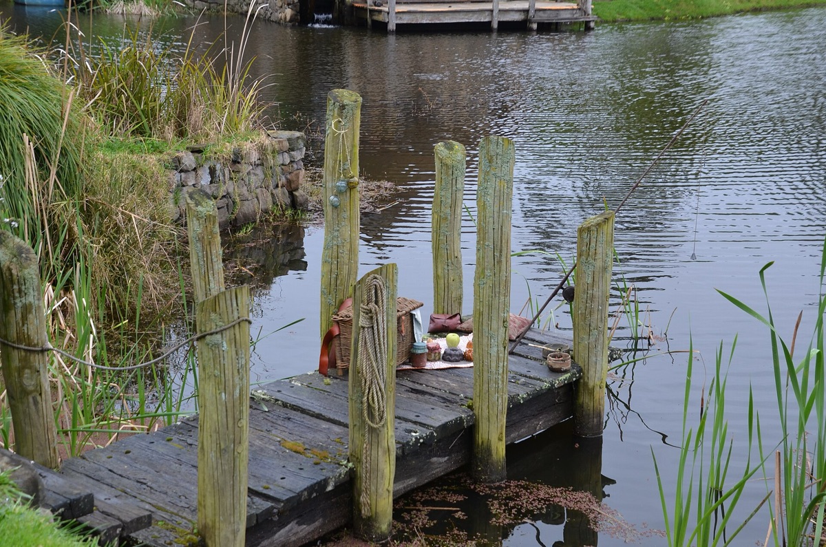 Vangzakken en ladders op een strand