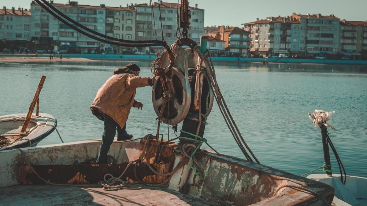 barco de pesca com um pescador