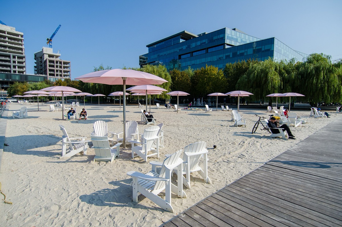 Strandliege mit Sonnenschirm auf Pig Island