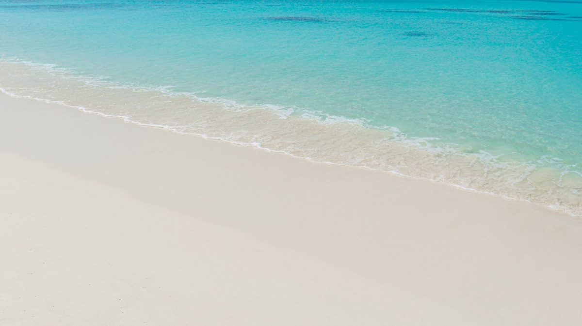 Playa blanca con agua turquesa
