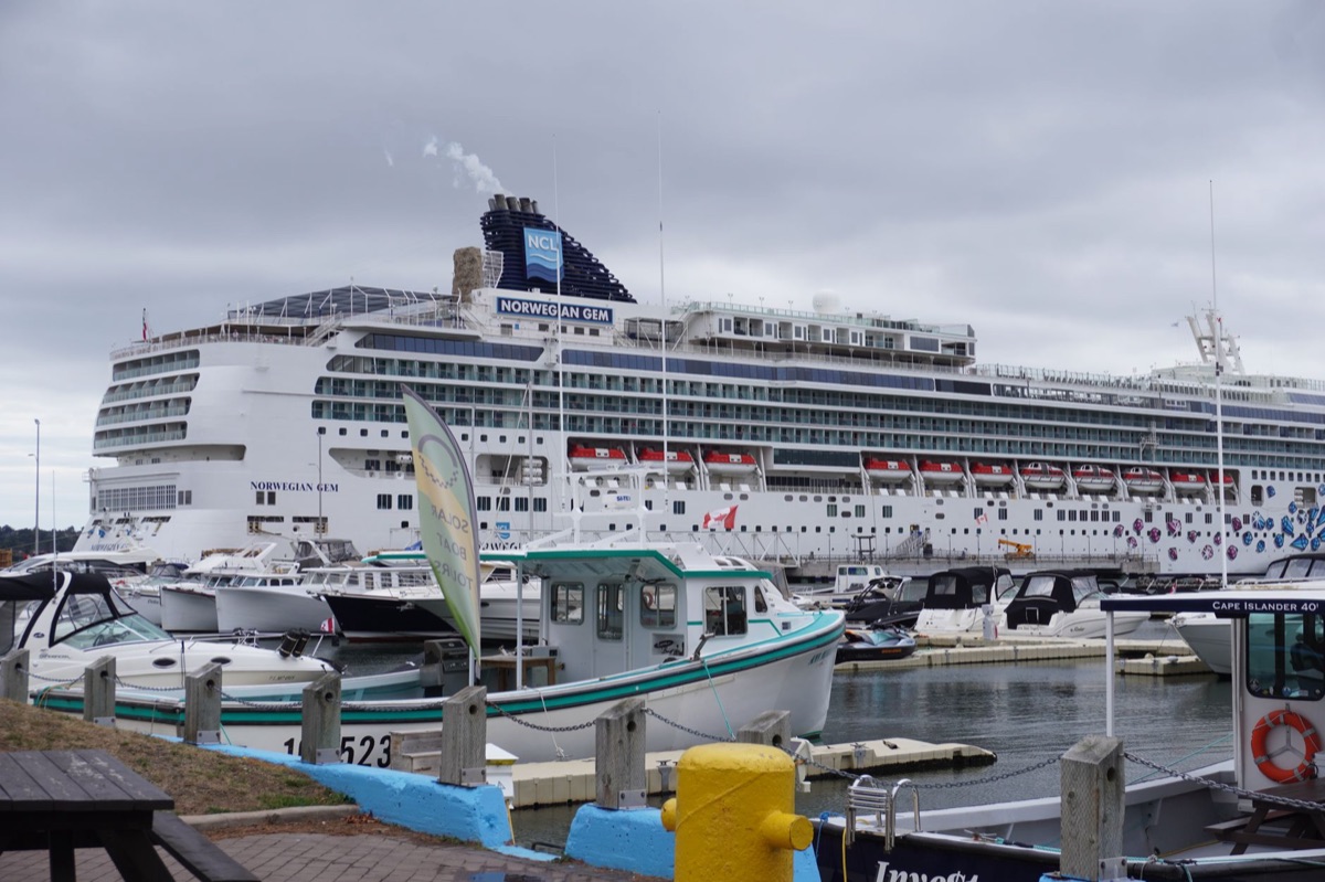 barco de luxo aportado en la isla de cerdo