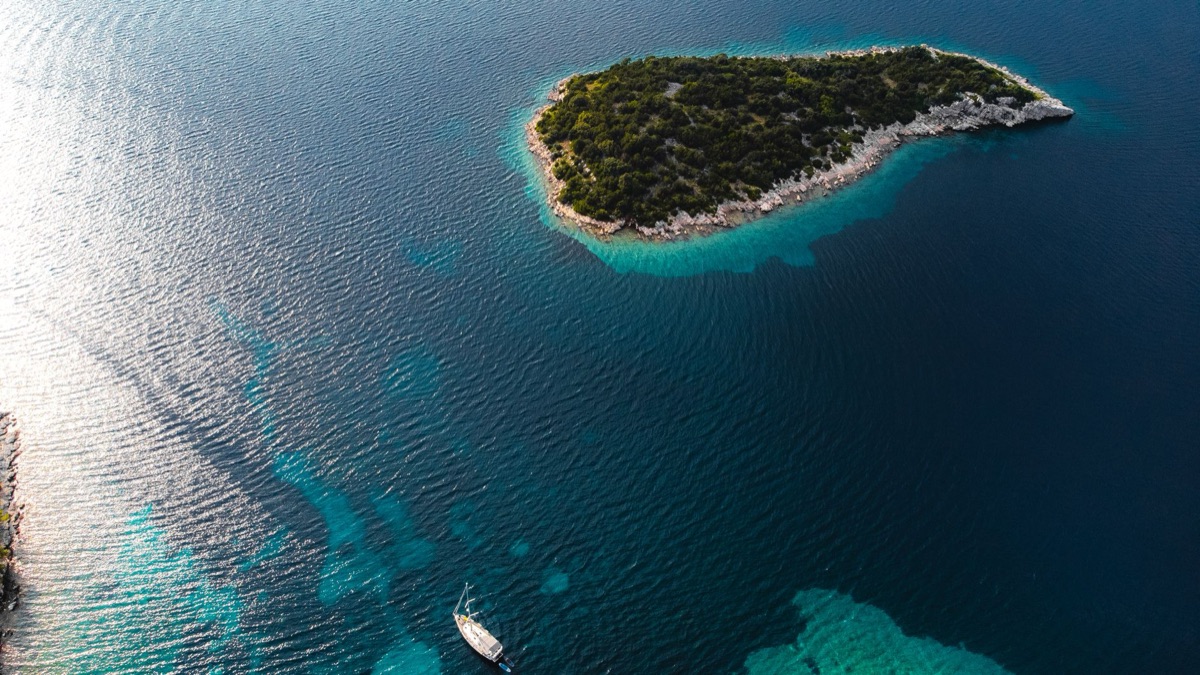 ilha de cerdo com água turquesa ao entardecer