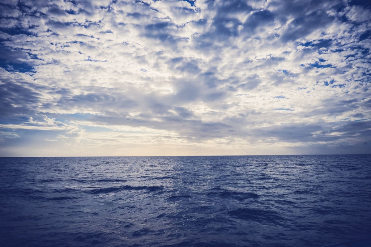 Aube du soleil au dessus des Bahamas avec ciel bleu