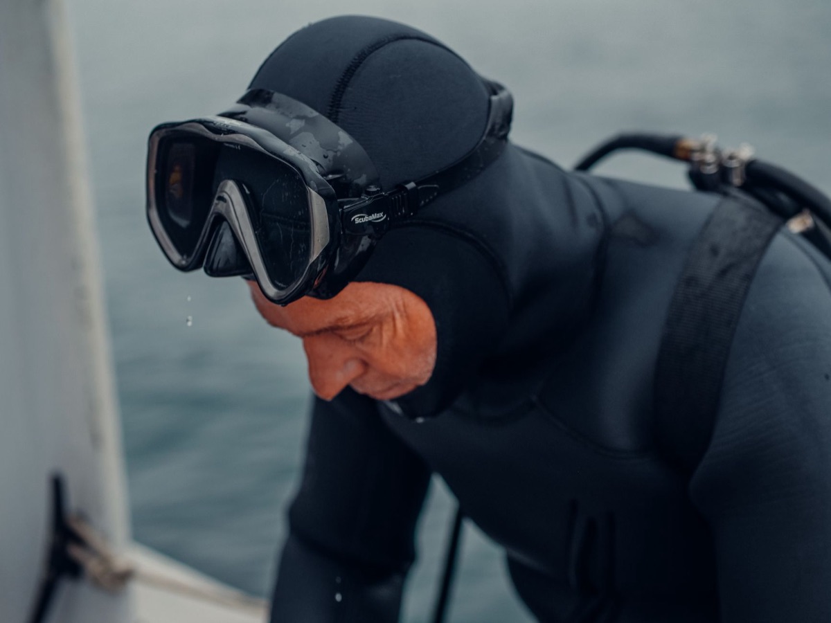 Equipo de buceo en el mar