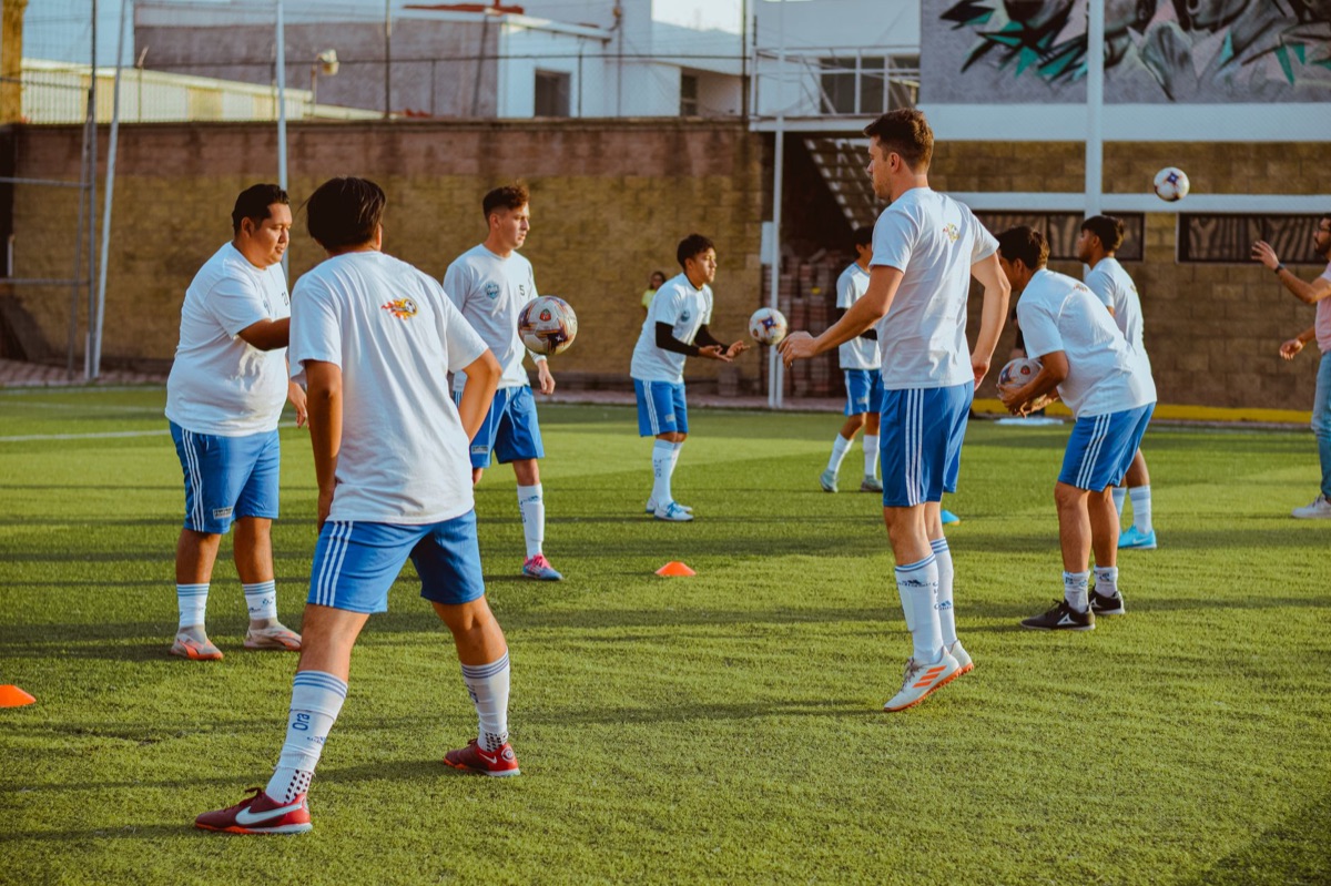 Fußballspieler in Bahamas-Training
