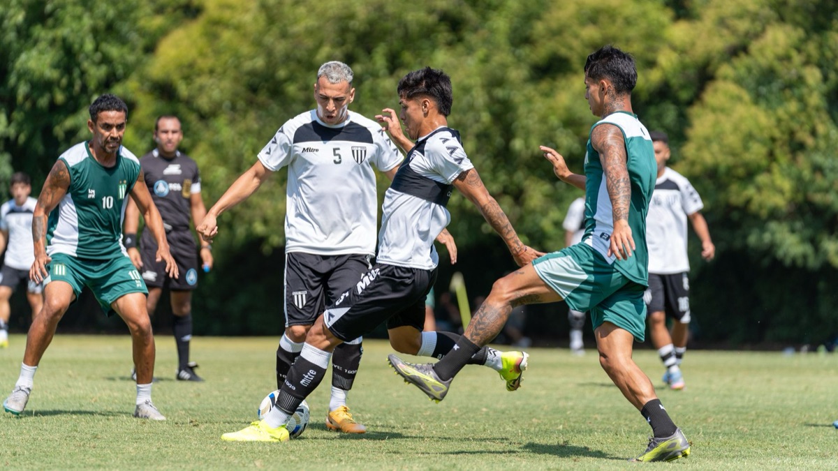 Joueurs bahamains s'entraînant dans un stade