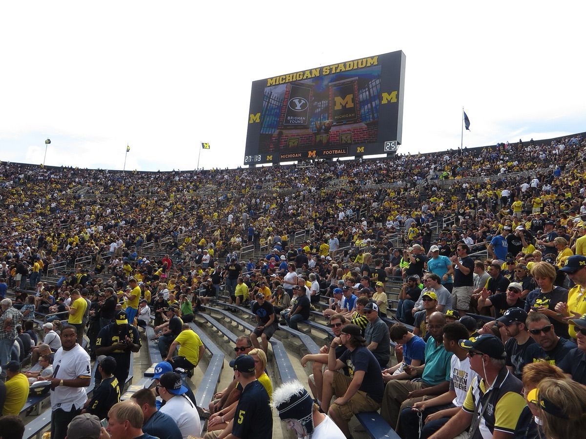 folla da calcio in stadio