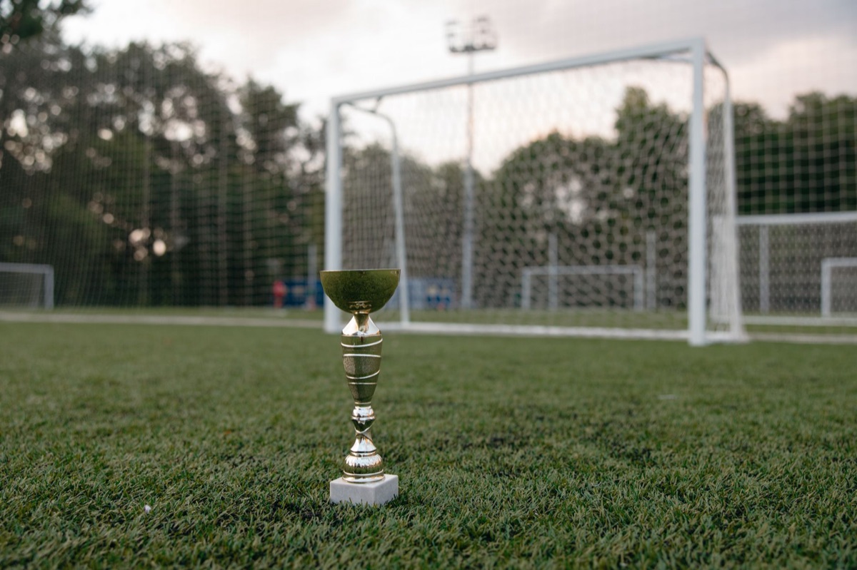 bola de futebol e prêmio