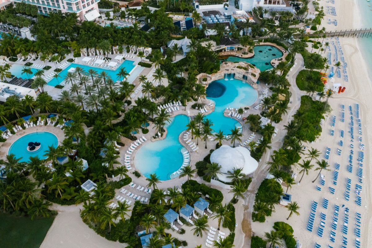luxe hotel op een zandstrand in de baai