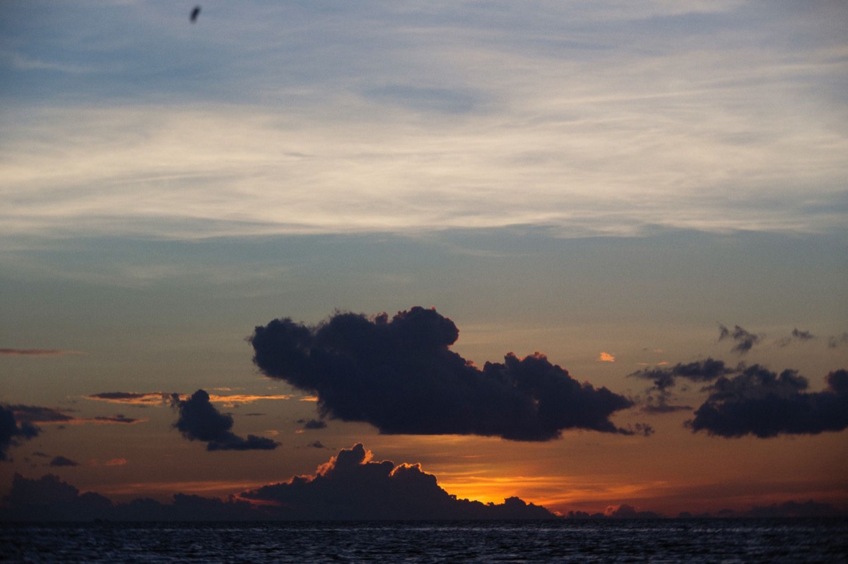 ナサウの朝の海：夕方の光