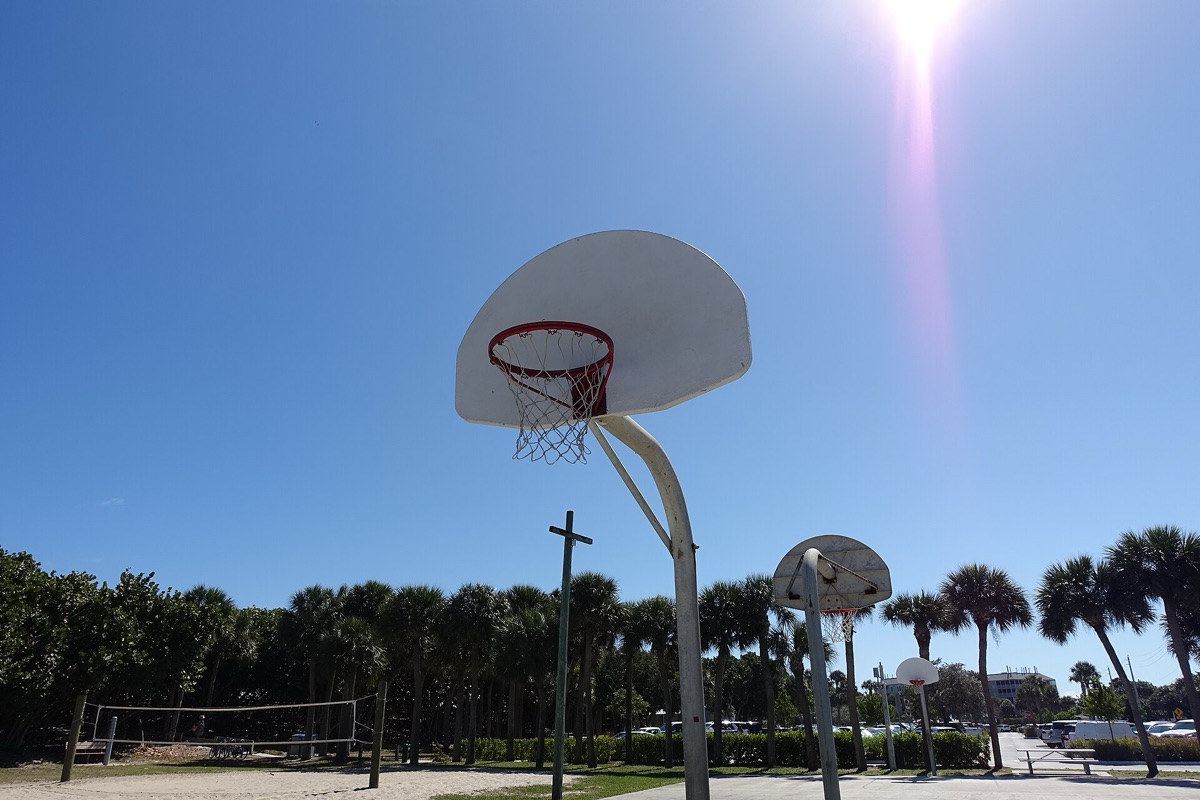 estadio de baloncesto con espectadores