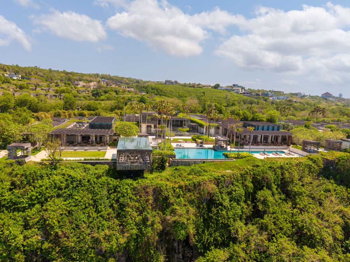Luxury villa with infinity pool overlooking the Caribbean Sea