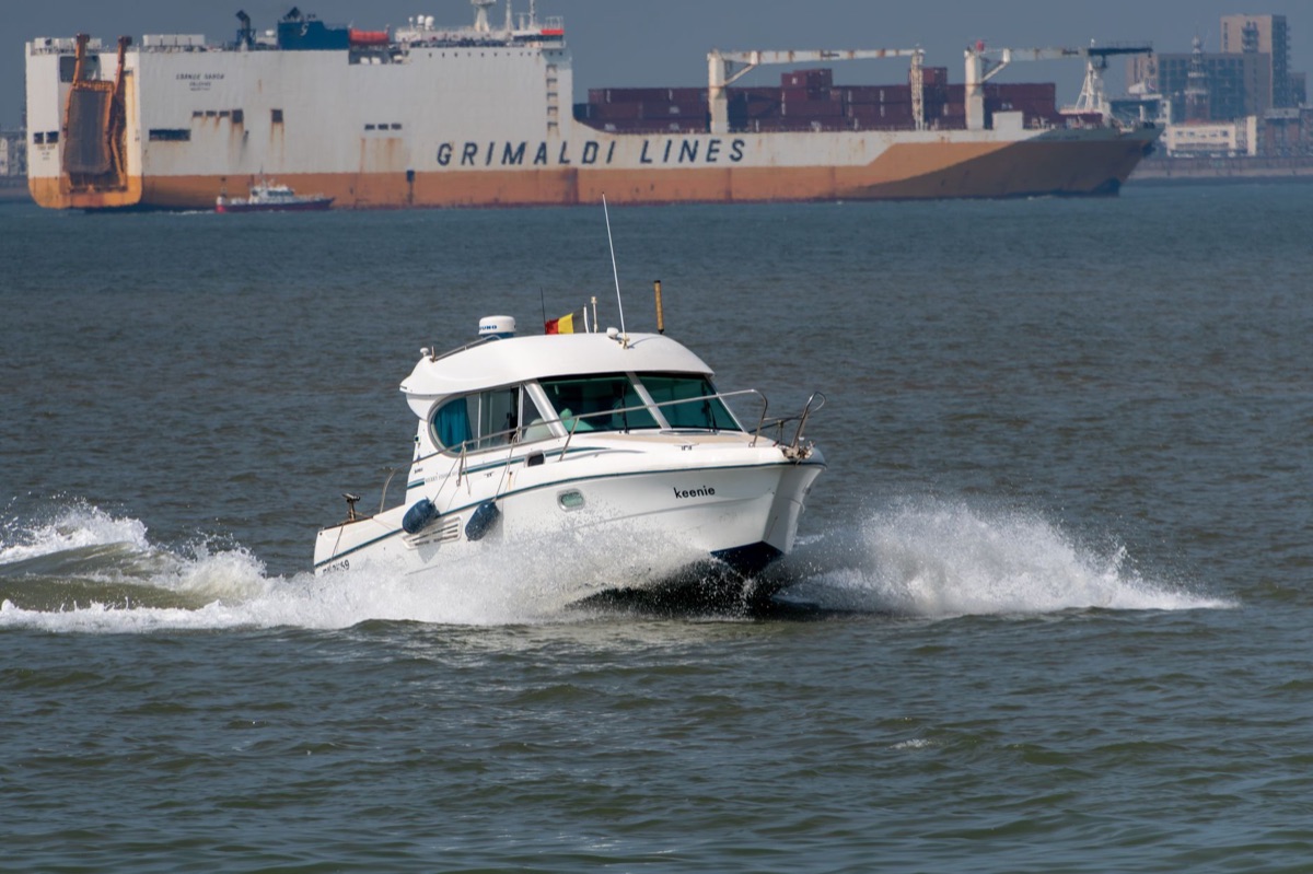 Bateau blanc dans l'eau de plage