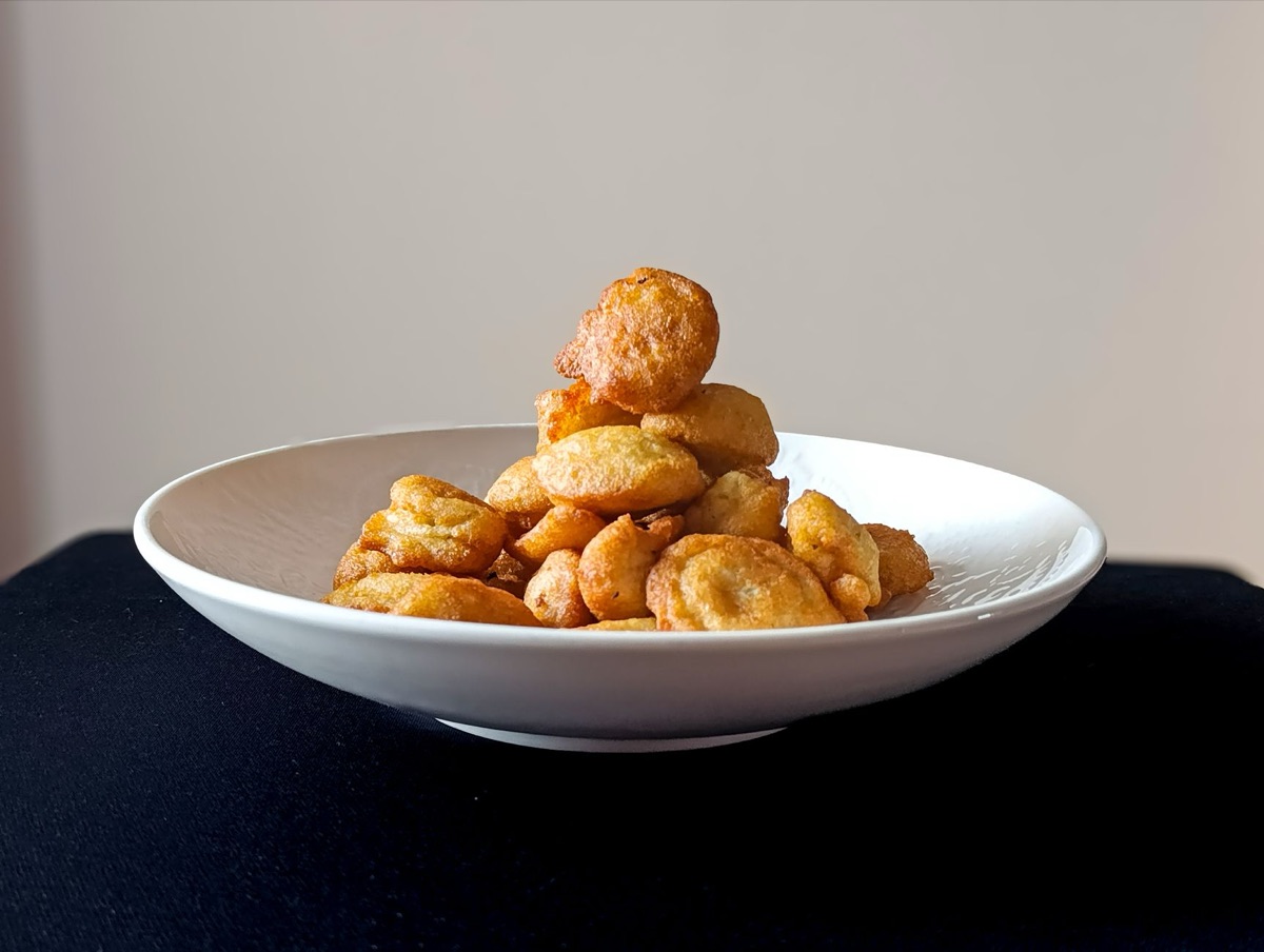 frituras de conch con hierbas frescas
