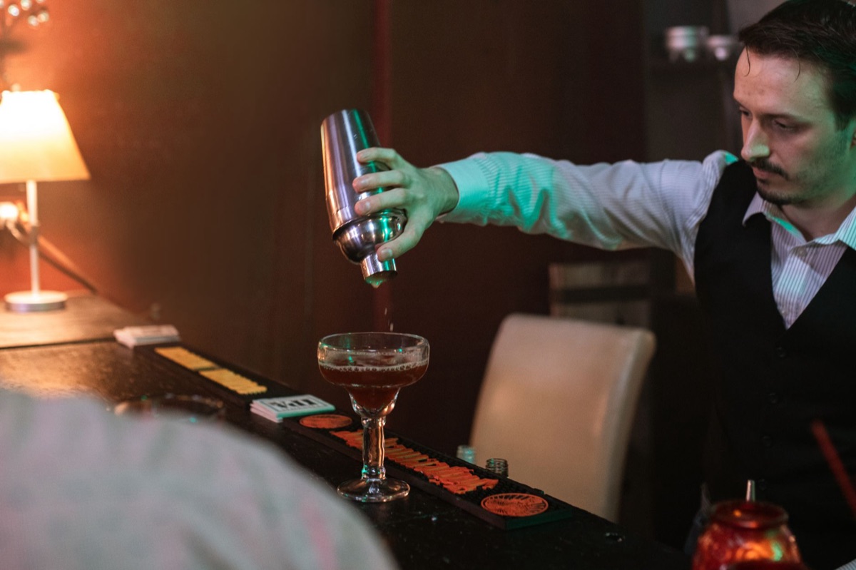 Lokaler Bartender mit Rum in Glas