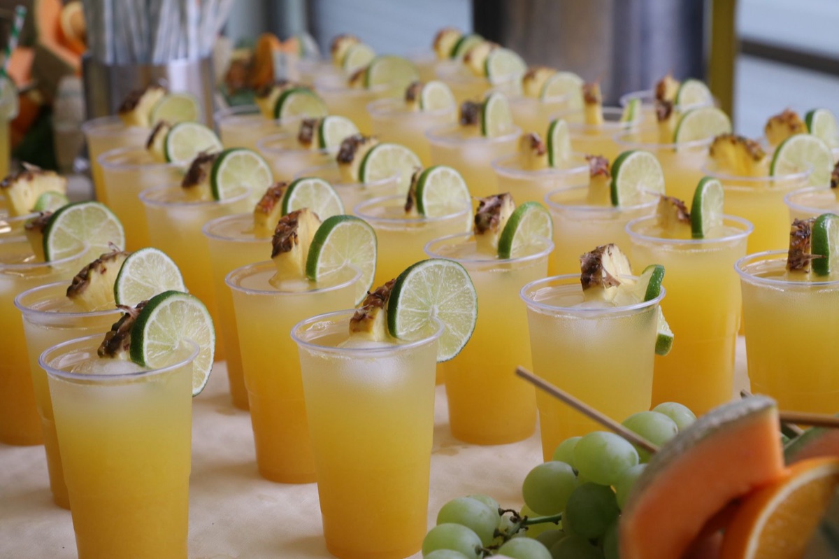bar com bebidas tropicais