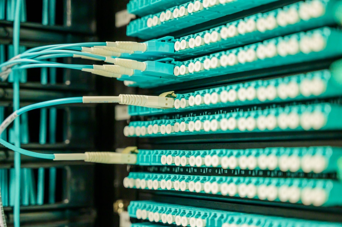 torre de comunicaciones con cables de fibra óptica