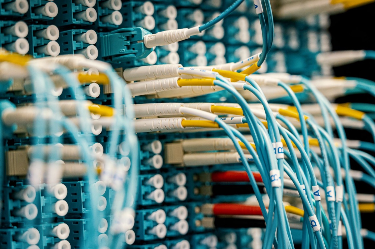 câble fibre optique en salle de technologie
