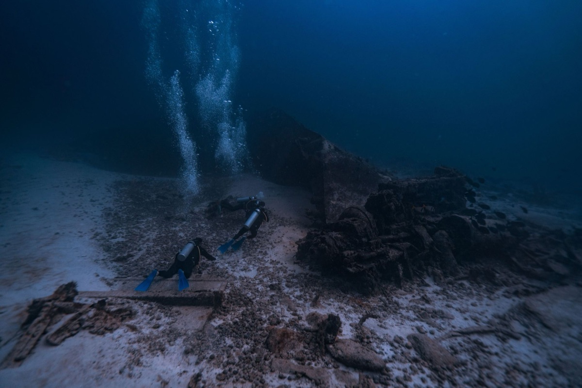 dive para coletar esponja no mar